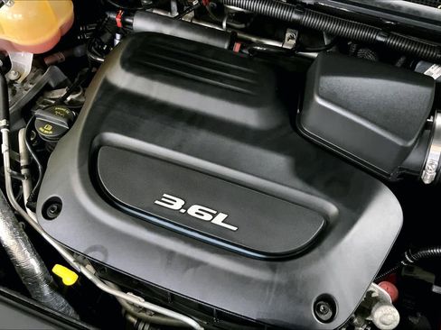 Used 2018 Chrysler Pacifica Touring-L image 32