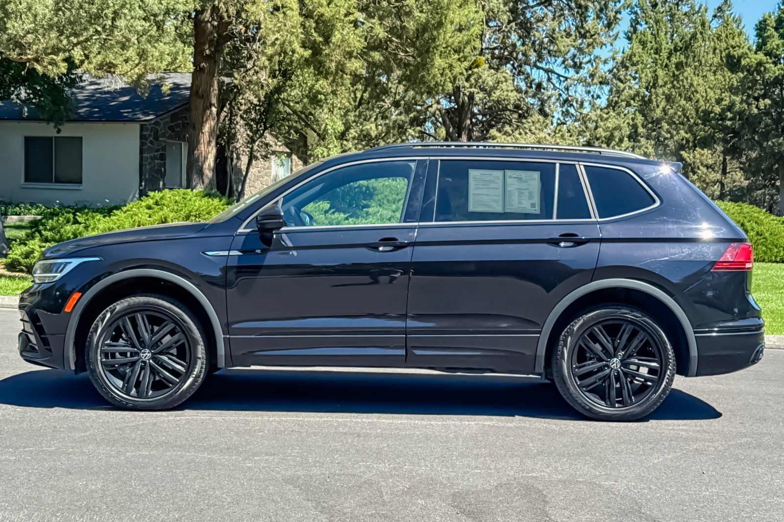 Used 2022 Volkswagen Tiguan SE R-Line AWD/4WD image 8