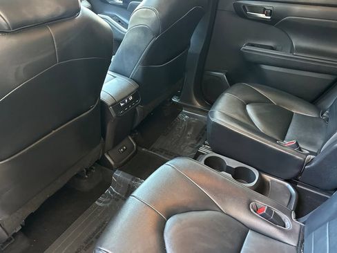 Used 2021 Toyota Highlander XLE FWD image 13