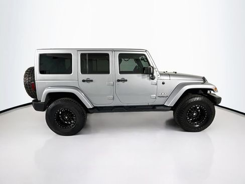 Used 2017 Jeep Wrangler Unlimited Sahara w/ Connectivity Group AWD/4WD image 4