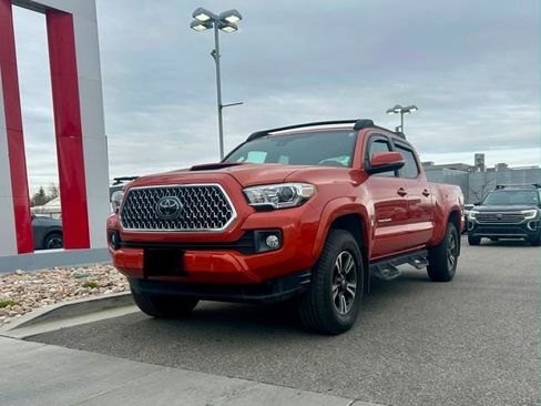 Used 2018 Toyota Tacoma TRD Sport w/ Technology Package image 2