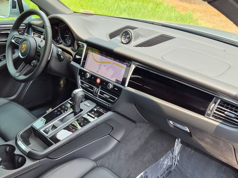 Certified 2026 Porsche Macan AWD/4WD image 27