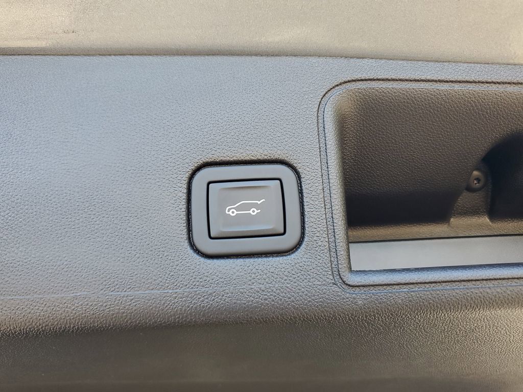 Used 2024 GMC Terrain SLT w/ LPO, Floor Liner Package AWD/4WD image 9
