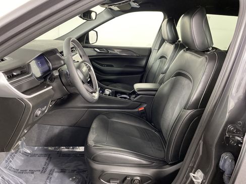 Used 2023 Jeep Grand Cherokee L Laredo image 17