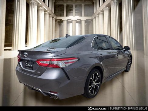 Used 2019 Toyota Camry SE FWD image 4