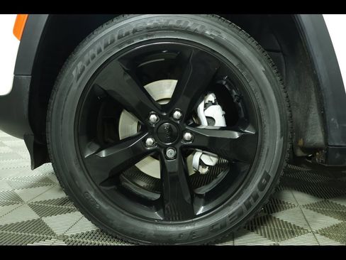 Used 2023 Jeep Grand Cherokee Altitude image 5