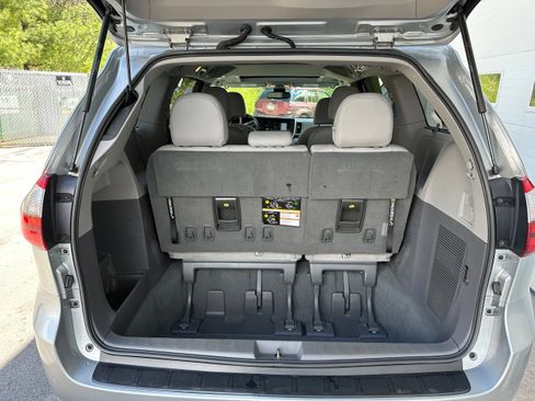 Used 2020 Toyota Sienna XLE w/ XLE Navigation Package AWD/4WD image 10