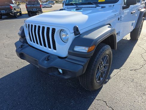 Used 2024 Jeep Wrangler Sport S image 9