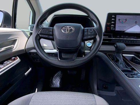 Used 2023 Toyota Sienna LE FWD image 6