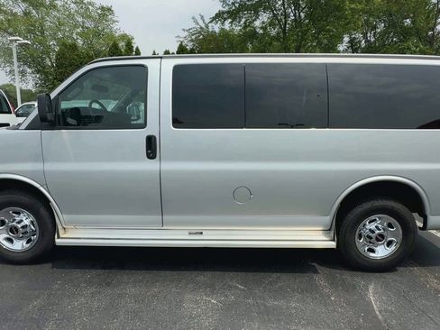 Used 2017 GMC Savana 2500 LT w/ LT Preferred Equipment Group image 5