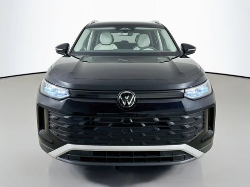 Certified 2025 Volkswagen Tiguan SE AWD/4WD image 2