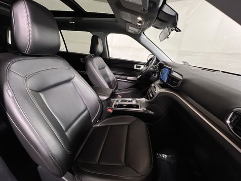 Used 2022 Ford Explorer XLT w/ Equipment Group 202A image 27