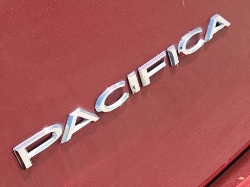 Used 2017 Chrysler Pacifica Touring image 12