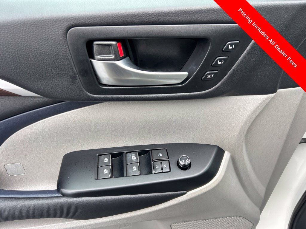 Used 2016 Toyota Highlander Limited Platinum FWD image 5