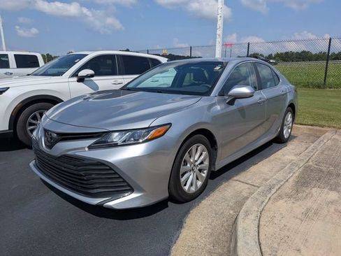 Used 2018 Toyota Camry LE FWD image 5