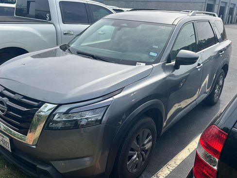 Used 2024 Nissan Pathfinder SV FWD image 2
