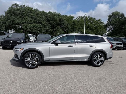 Certified 2025 Volvo V60 B5 Cross Country Plus AWD/4WD image 3