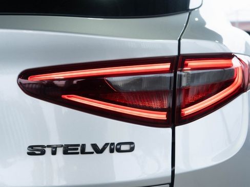 Used 2021 Alfa Romeo Stelvio Sprint w/ Nero Edizione image 6