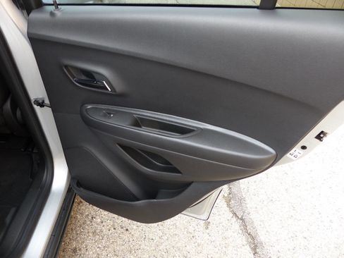 Used 2019 Chevrolet Trax LT w/ LT Convenience Package image 24