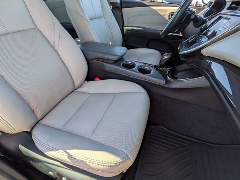 Used 2014 Toyota Avalon Limited image 32