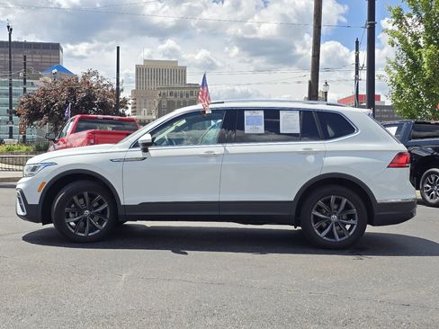 Used 2022 Volkswagen Tiguan SE w/ Panoramic Sunroof Package FWD image 19