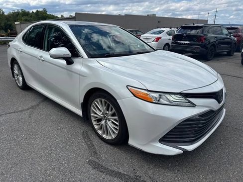 Used 2019 Toyota Camry XLE w/ Navigation Package FWD image 3