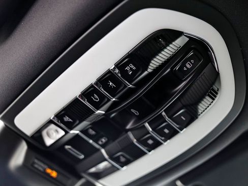 Certified 2025 Porsche Macan image 42