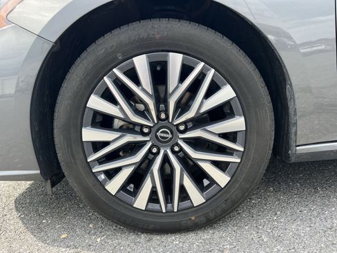 Used 2024 Nissan Altima 2.5 SV FWD image 12