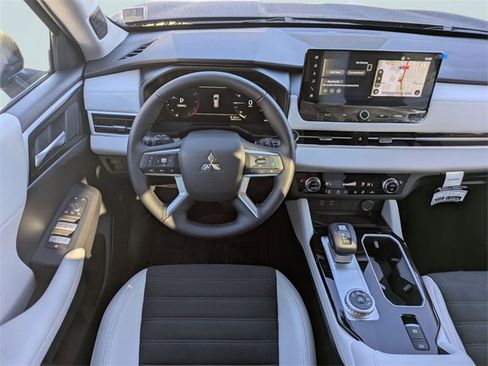 New 2025 Mitsubishi Outlander SE image 18