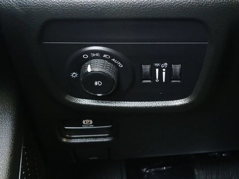 Used 2025 Jeep Grand Cherokee Limited w/ Luxury Tech Group II RWD image 12
