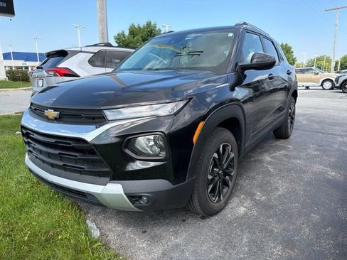 Used 2021 Chevrolet TrailBlazer LT w/ Premium Seating Package AWD/4WD image 3