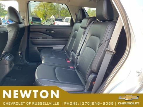 Used 2025 Nissan Pathfinder SL AWD/4WD image 43