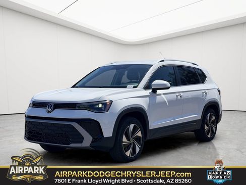 Used 2025 Volkswagen Taos SE AWD/4WD image 1