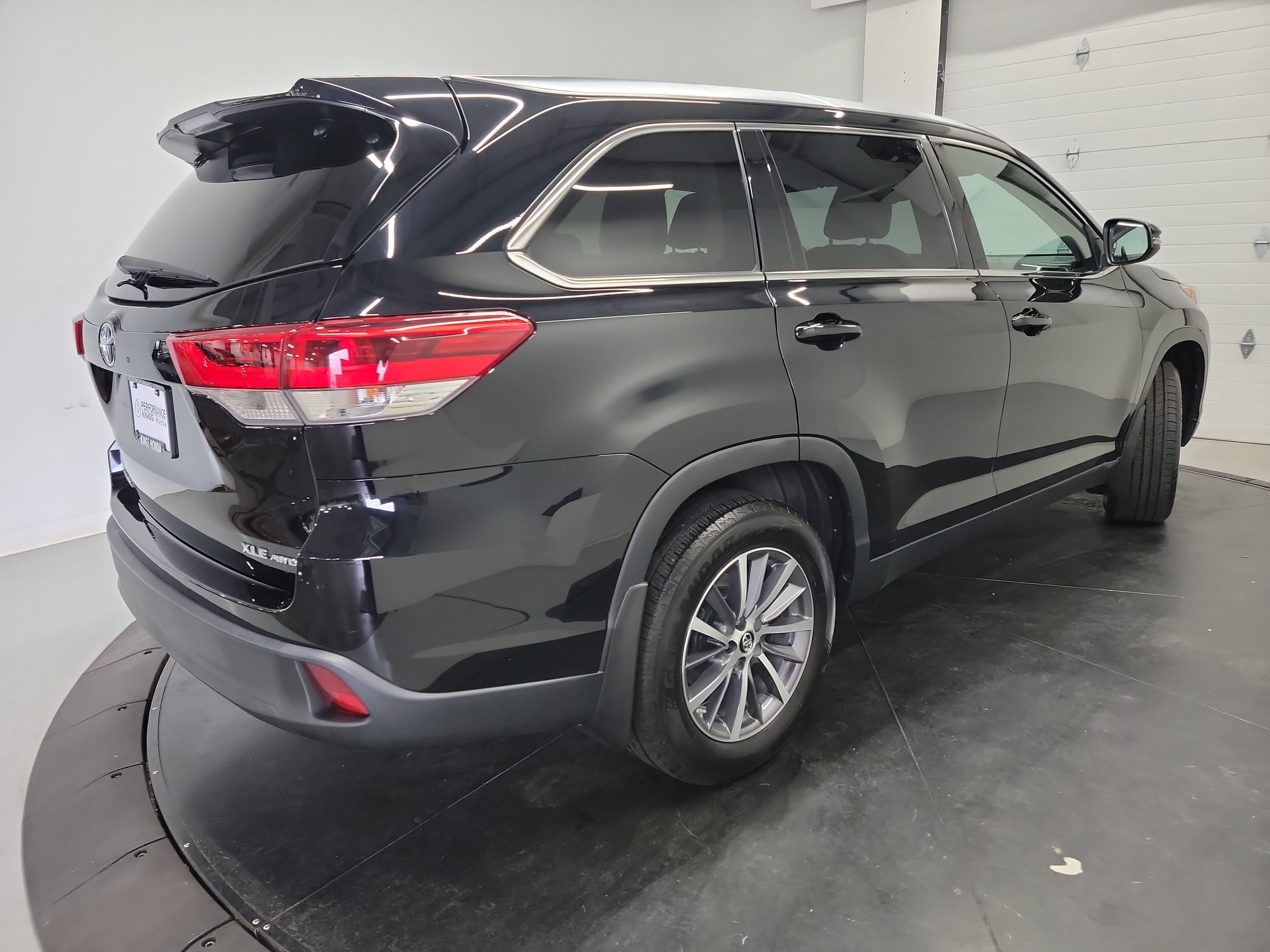Used 2019 Toyota Highlander XLE w/ Carpet Mat Package (TMS) AWD/4WD image 9