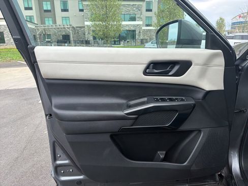 Used 2023 Nissan Pathfinder SV image 10