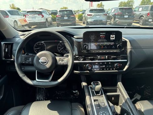 Used 2023 Nissan Pathfinder SL AWD/4WD image 19