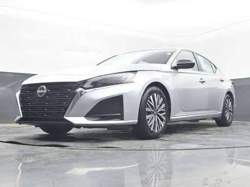 Used 2024 Nissan Altima 2.5 SV FWD image 24