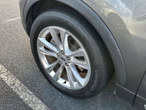 Used 2019 Ford Explorer XLT w/ Equipment Group 202A image 8