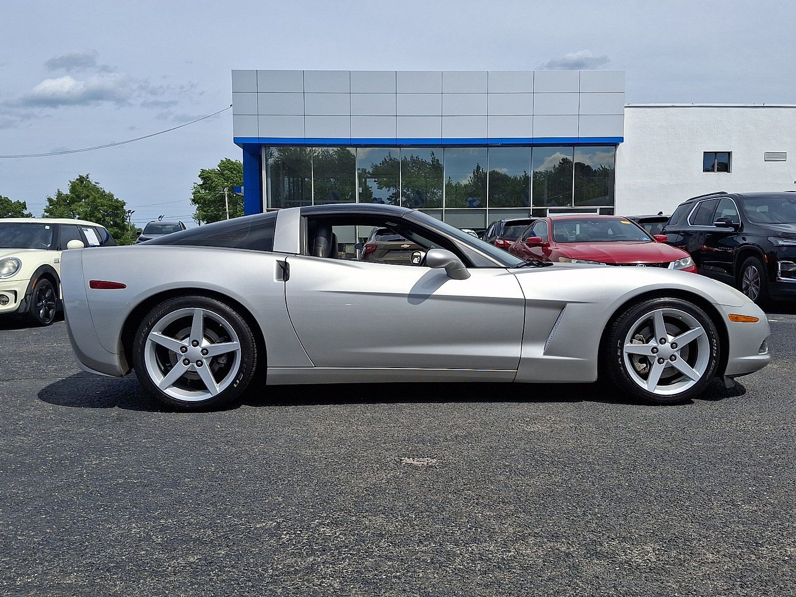 Used 2005 Chevrolet Corvette Coupe w/ Preferred Equipment Group RWD image 8