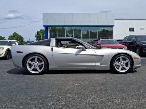 Used 2005 Chevrolet Corvette Coupe w/ Preferred Equipment Group RWD image 8