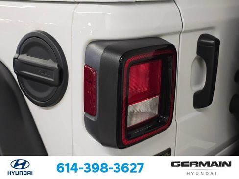Used 2022 Jeep Wrangler Unlimited Rubicon w/ Cold Weather Group AWD/4WD image 16