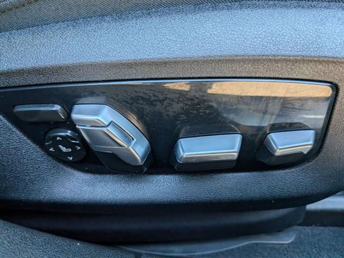 Used 2022 BMW 740i xDrive w/ M Sport Package image 40