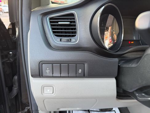 Used 2018 Kia Sedona L image 19