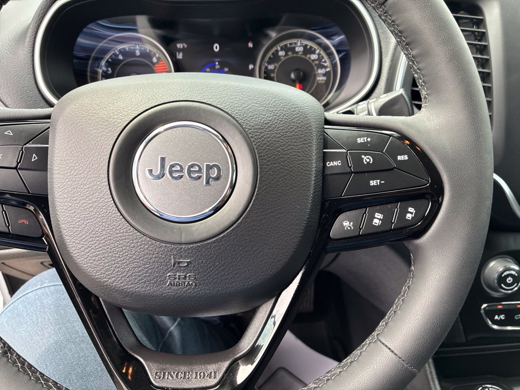 Used 2023 Jeep Cherokee Altitude Lux w/ Mopar Interior Package AWD/4WD image 22