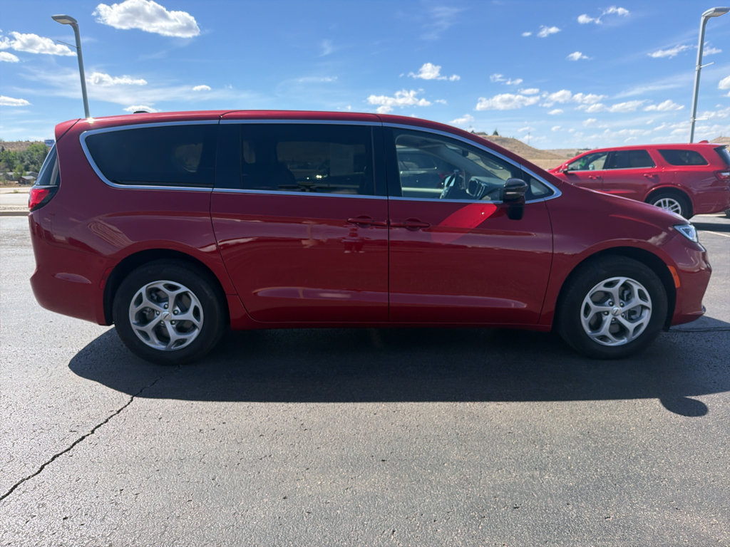 Certified 2024 Chrysler Pacifica Limited AWD/4WD image 4