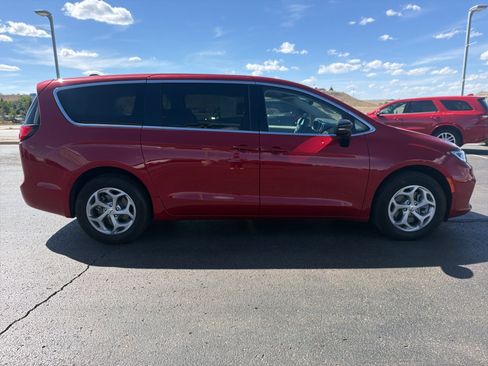 Used 2024 Chrysler Pacifica Limited AWD/4WD image 4