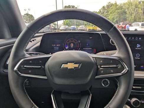 Used 2025 Chevrolet Traverse LT w/ Driver Confidence Package FWD image 23