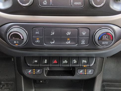 Used 2022 Chevrolet Colorado Z71 AWD/4WD image 16
