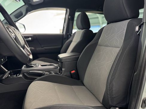 Used 2022 Toyota Tacoma TRD Sport w/ Technology Package image 14