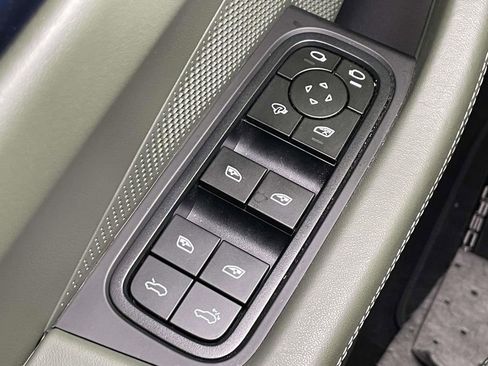 Used 2025 Porsche Macan 4 Electric image 37